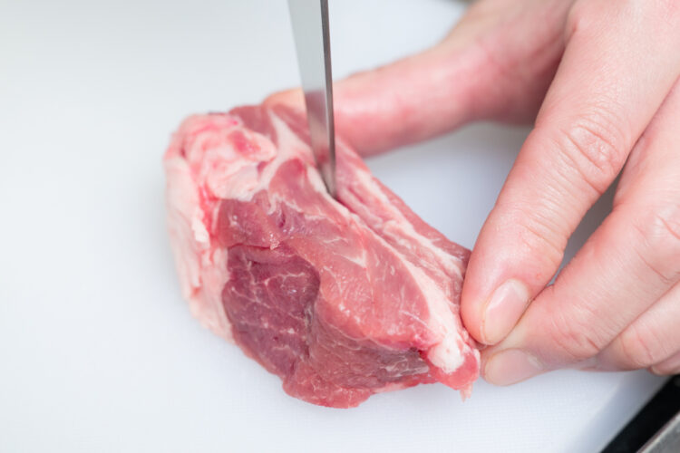 スペアリブの骨と肉のあいだに切り込みを入れる